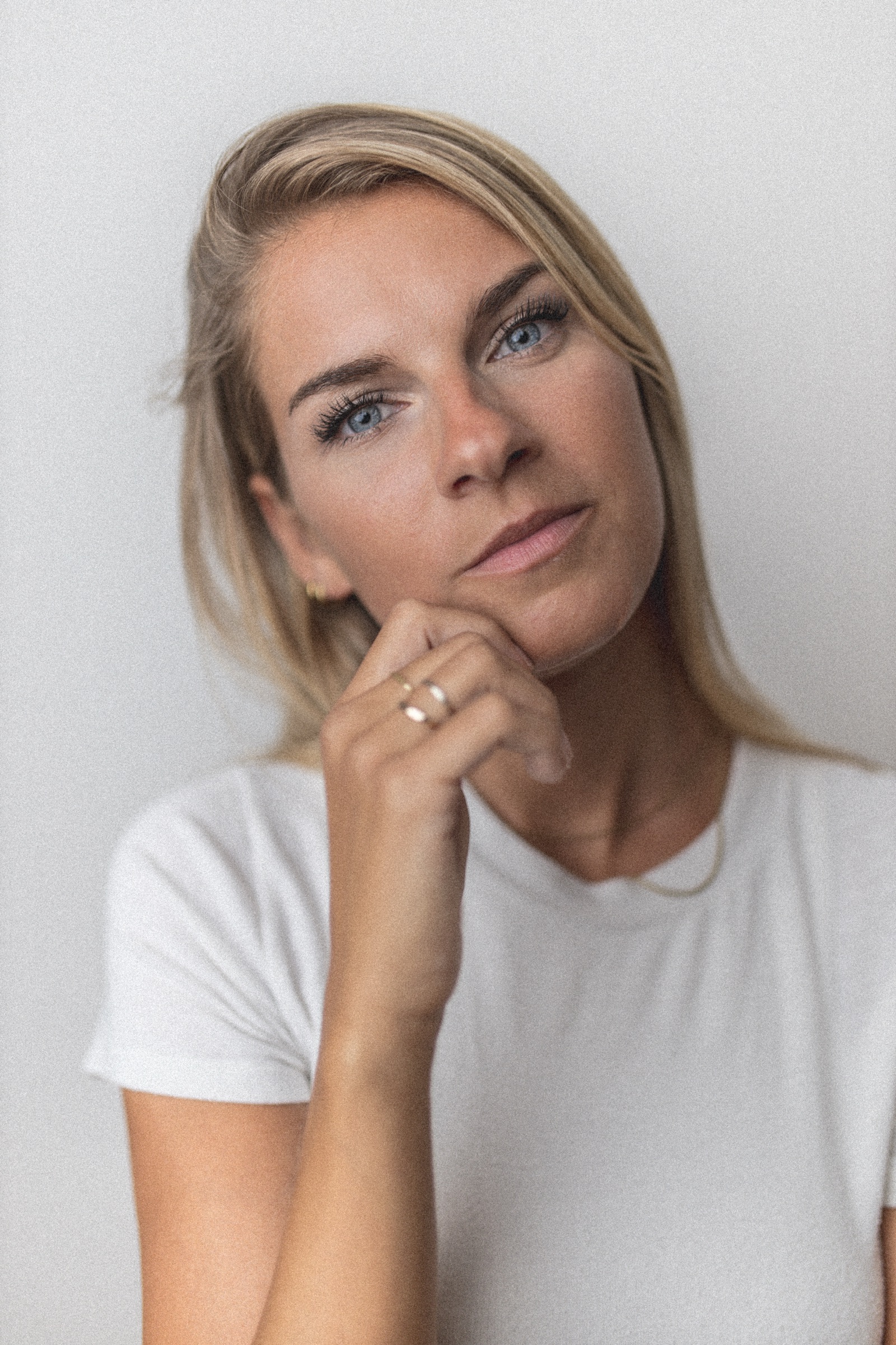 Nahes Off-White-Portrait einer Frau im weißen T-Shirt