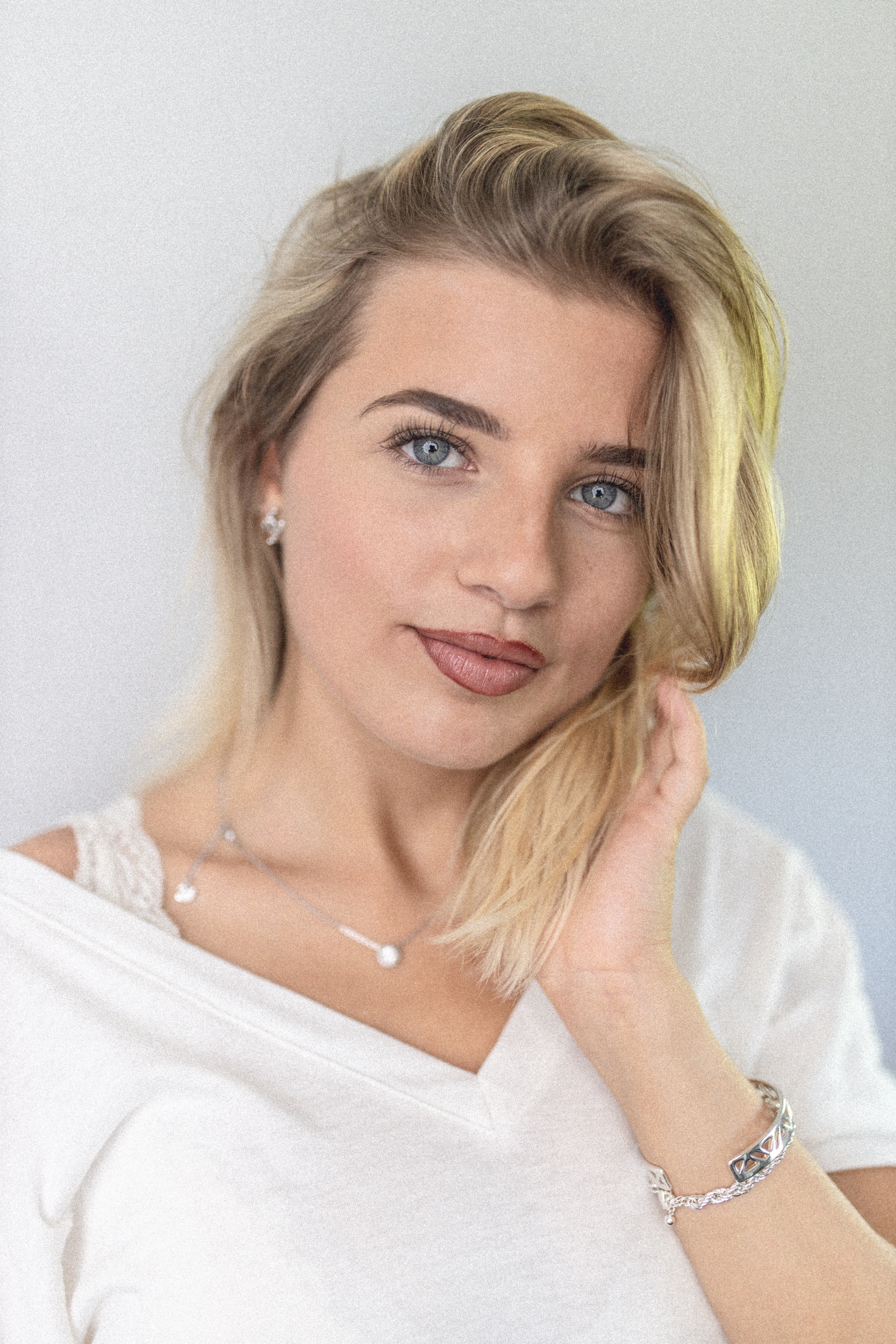 Nahes Off-White-Portrait mit weißer Bluse